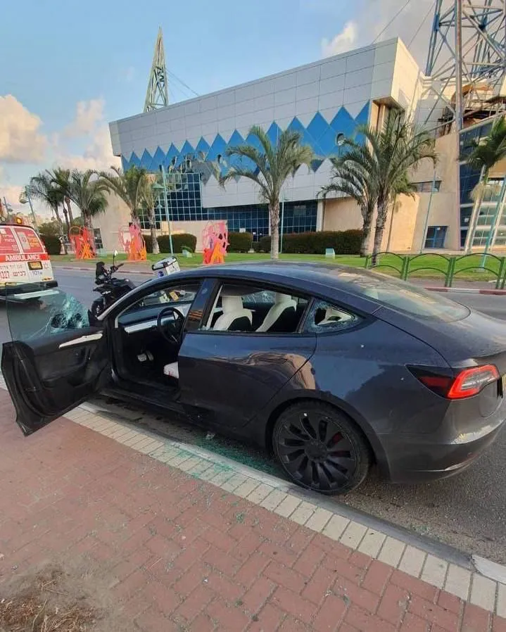 Электромобиль Tesla выдержал обстрел боевиков ХАМАС и спас владельца