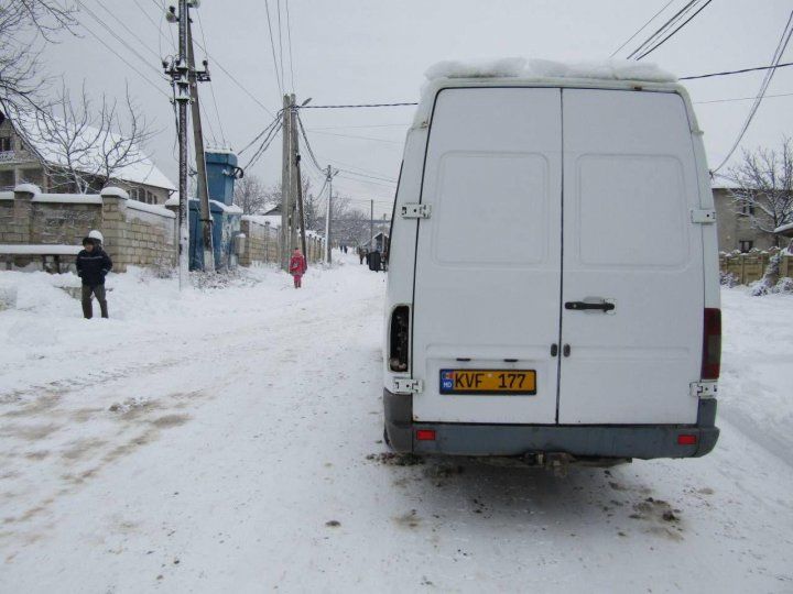 Accident grav la Străşeni. Un copil a intrat cu sania sub roata unei maşini