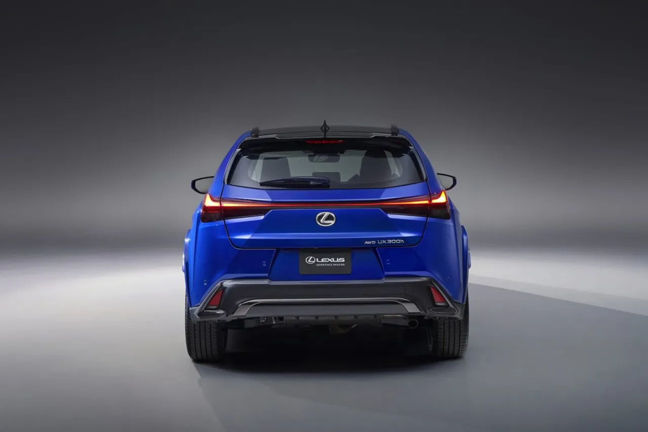 Lexus представил кроссовер UX с новым мотором