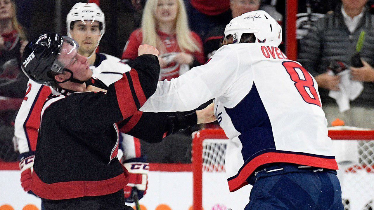 Овечкин отправил в нокаут Свечникова во время матча NHL