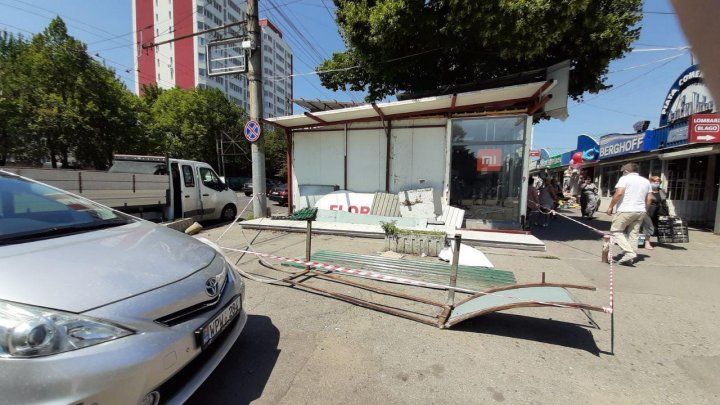 Муниципальные власти приступили к сносу цветочных киосков у рынка "Дельфин"