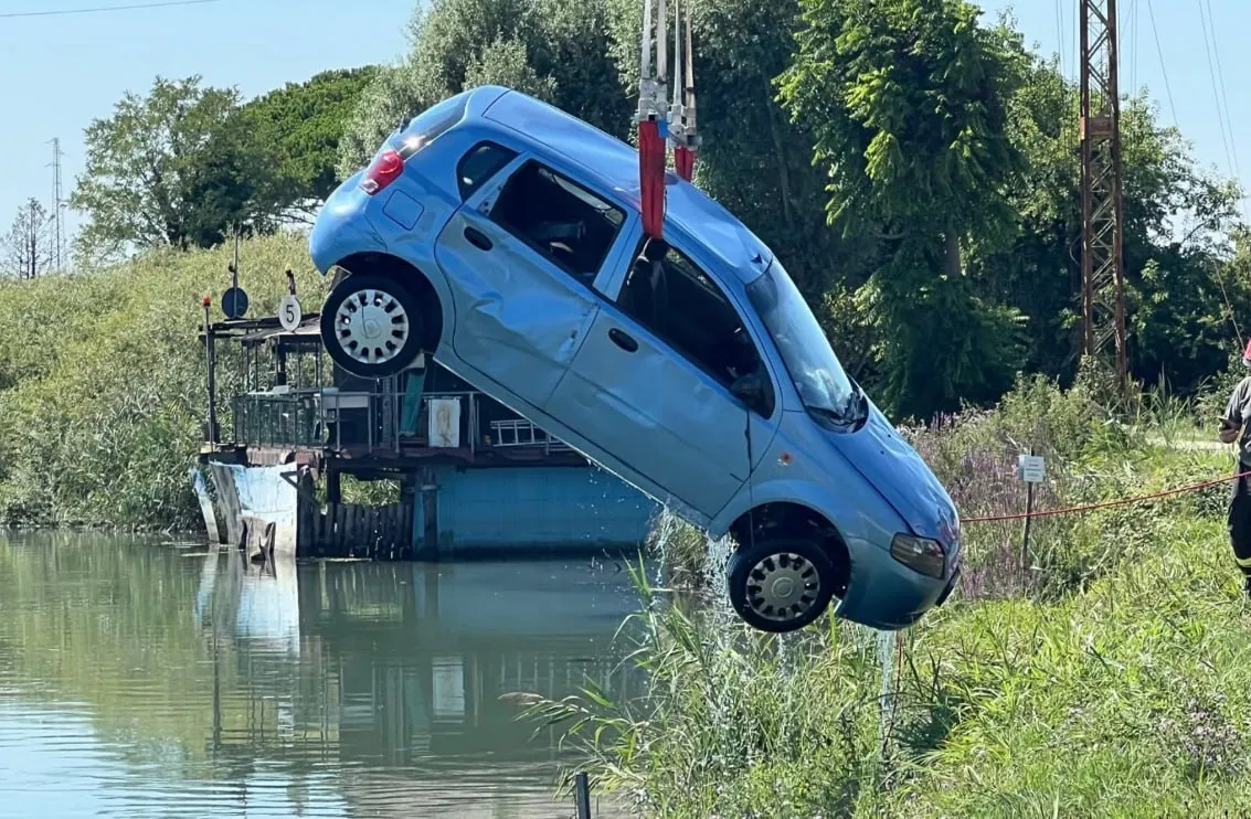 O familie din Moldova a căzut cu mașina într-un râu din Italia: Copilul a rămas blocat în scaunul auto