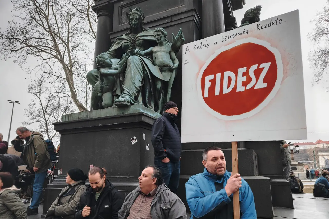 В Будапеште сотни людей требовали отставки президента из-за скандального помилования