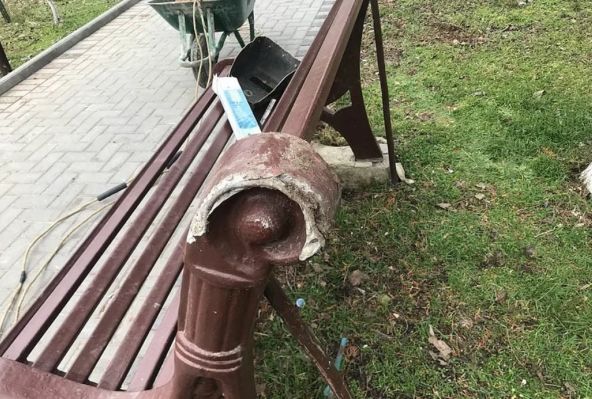 В Вулканештах неизвестные вандалы повредили парковые скамейки