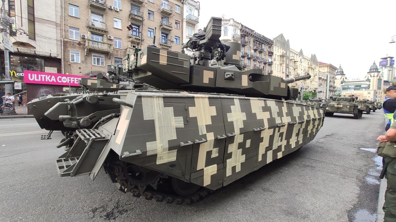На Украине во время репетиции парада проехал танк, обклеенный скотчем
