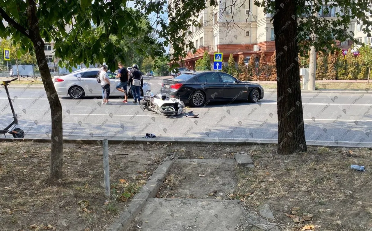В Кишиневе столкнулись автомобиль BMW и мотоцикл
