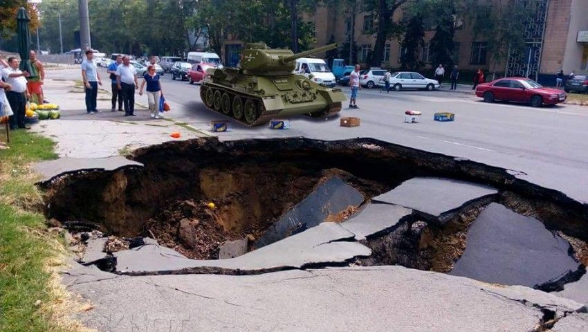 Пользователи соцсетей высмеяли в мемах провал асфальта в центре Кишинева