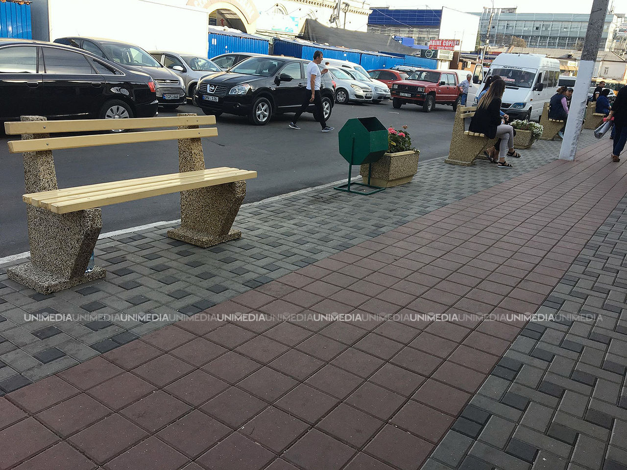 В районе Центрального рынка появились скамейки, тротуарная плитка и цветы