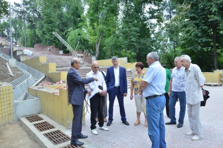 Завершается реконструкция гранитной лестницы в парке „Валя Морилор"