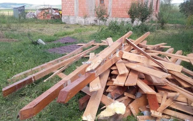 O furtună transformată în tornadă a făcut ravagii într-un sat din Alba. Acoperişul unei case, distrus de vânt
