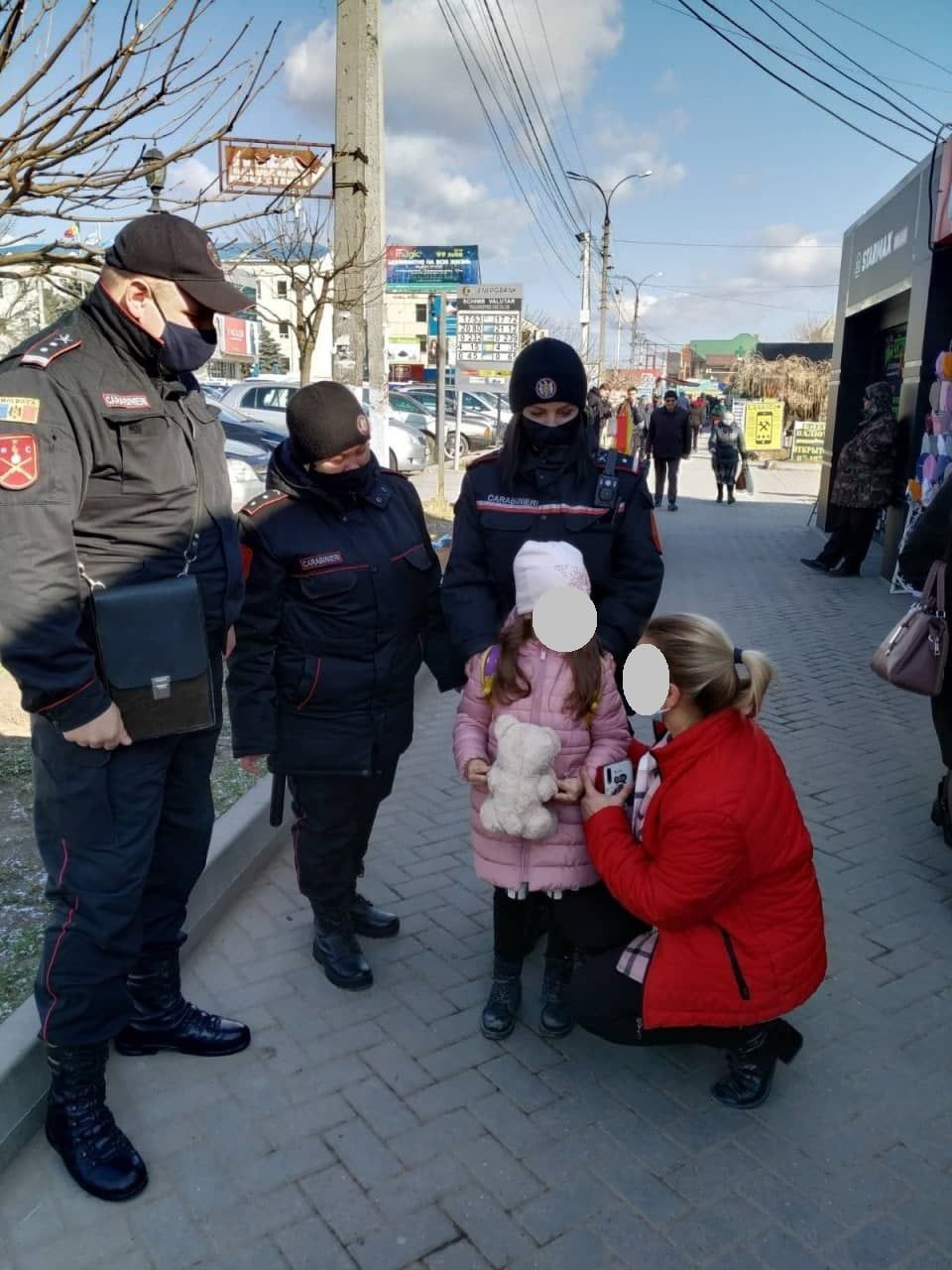 В Комрате карабинеры вернули родителям потерявшуюся девочку