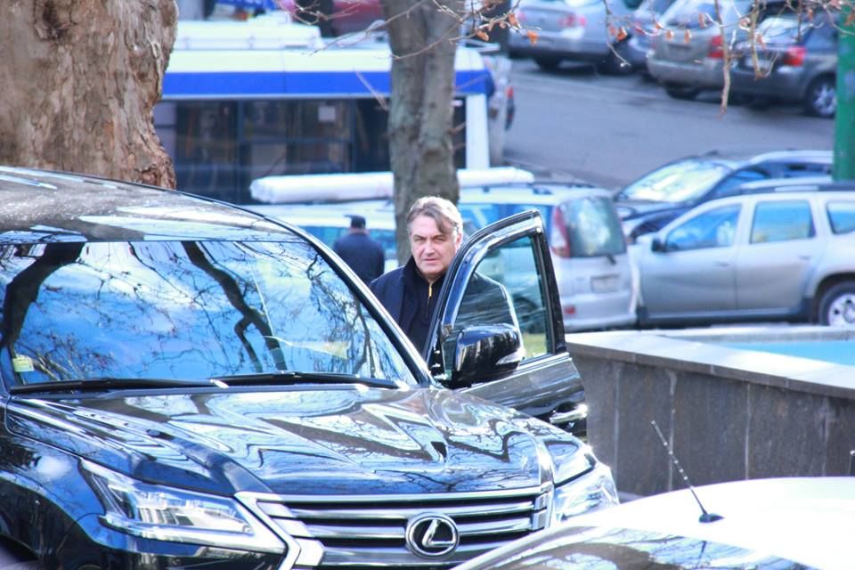 Экс-депутата ДПМ, приговоренного к тюрьме, видели выходящим из здания правительства