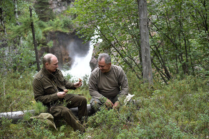 Vladimir Putin a intrat în campanie electorală? A pescuit iar la bustul gol în Siberia