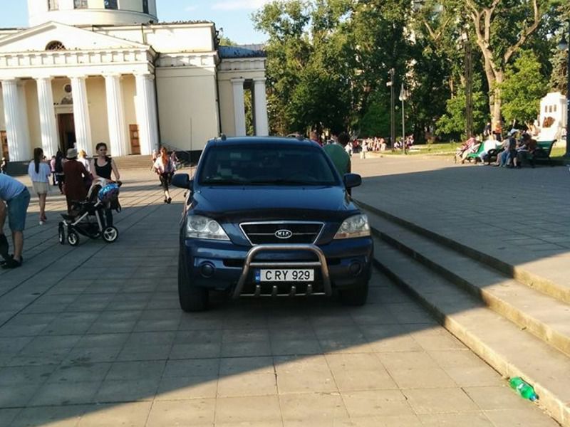 "Короли парковки": Поведение некоторых водителей вышло за рамки приличия