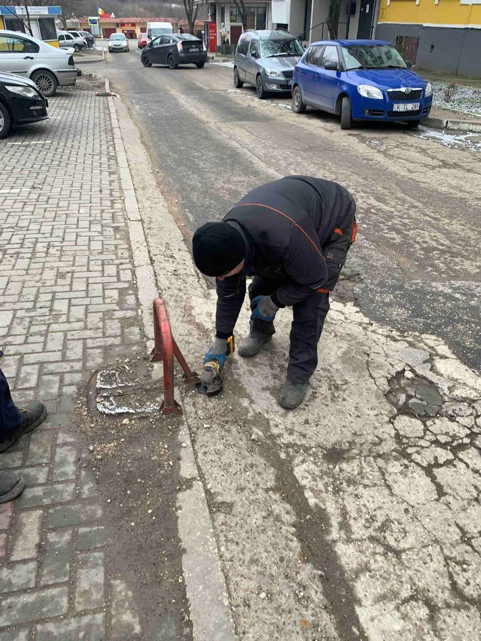 Autoritățile municipale demontează barierele ilegale de parcare din Chișinău