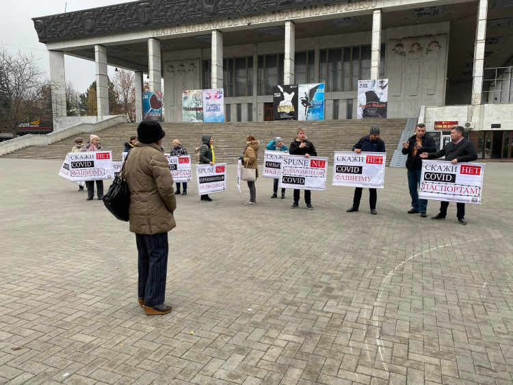 В Кишиневе прошел протест против прививок: Скажи "нет" экспериментам над детьми