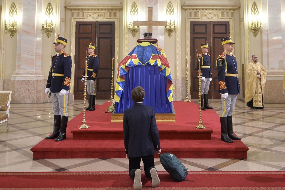 Gestul respectuos al unui elev în fața sicriului Regelui Mihai I