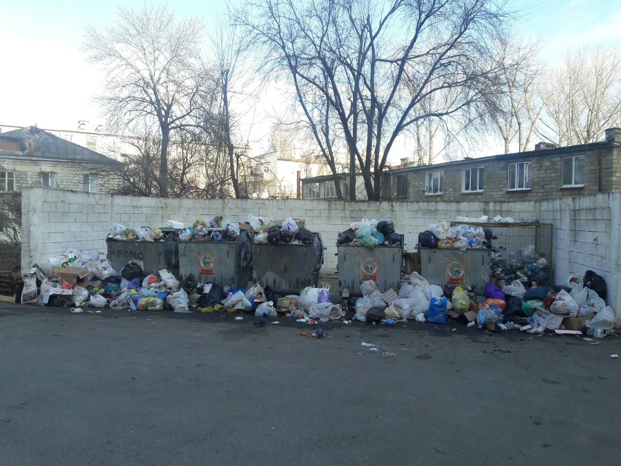 Жители Кишинева жалуются на невывезенный со дворов мусор