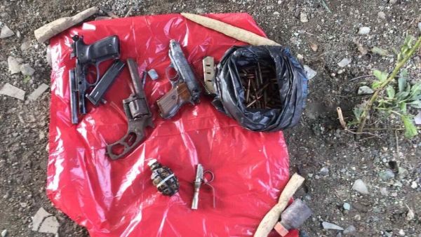 На обочине дороги Чадыр-Лунга-Баручи обнаружен пакет с боеприпасами: пистолеты, патроны и граната