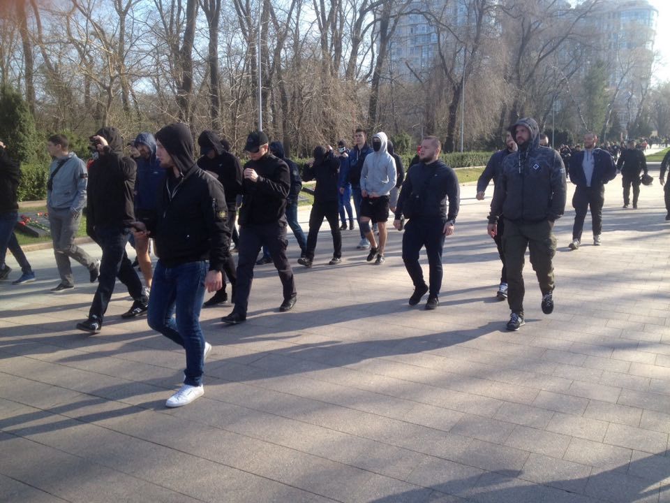 В Одессе националисты сожгли георгиевскую ленту
