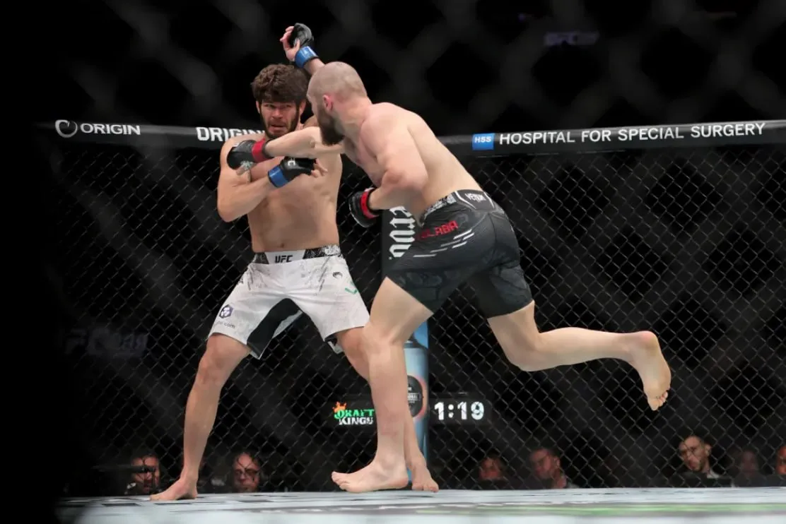 Молдавский боец Куцелаба проиграл Линсу решением судей на турнире UFC 299