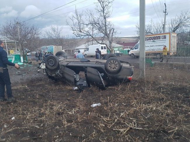 В Чимишлии водитель под действием наркотиков врезался в забор и перевернулся