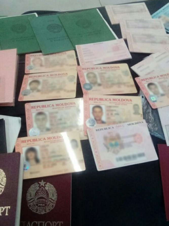 В аэропорту задержали женщину с 150 фальшивыми паспортами и документами