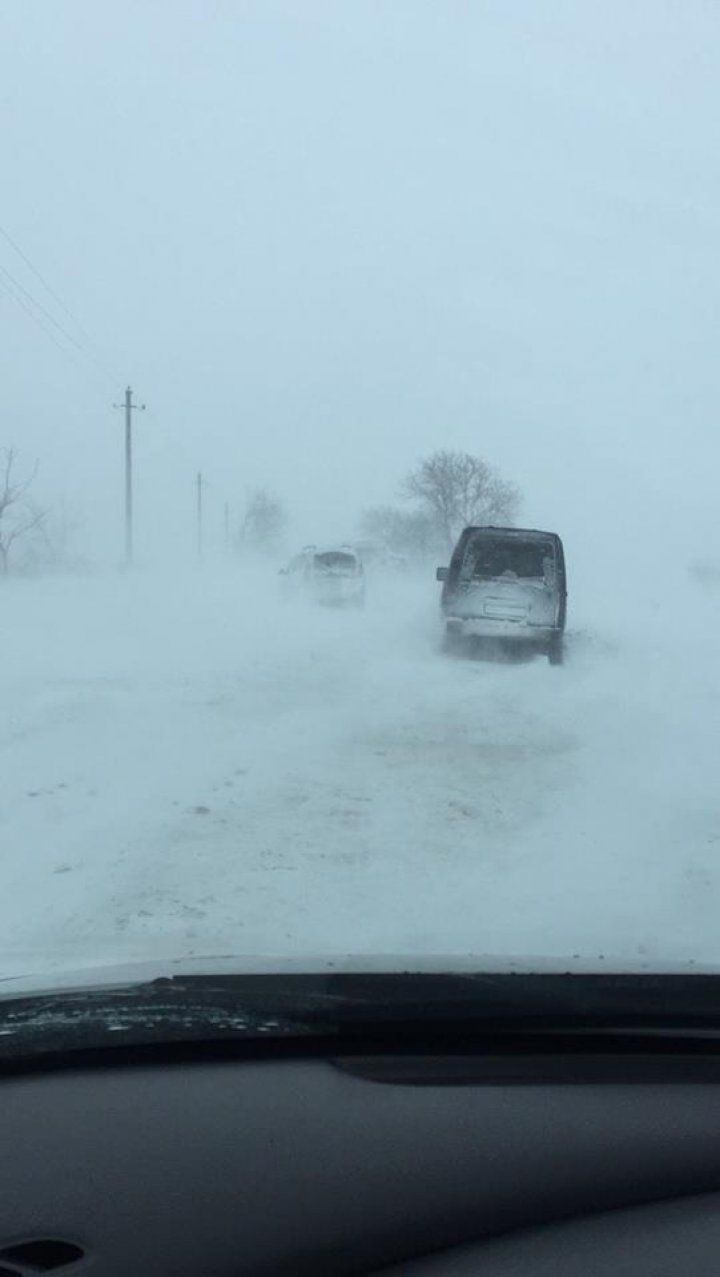 Imagini dramatice la Criuleni. Mai multe mașini și persoane, blocate din cauza stratului gros de zăpadă