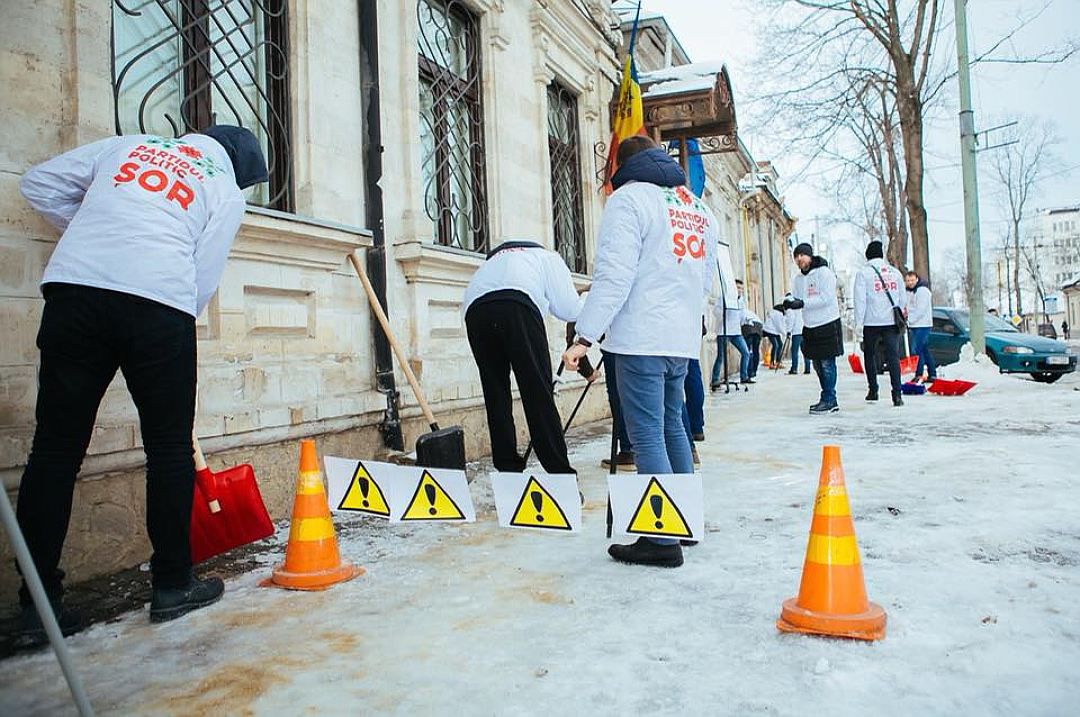 Представители "Партии Шор" убрали снег во дворе офиса Майи Санду