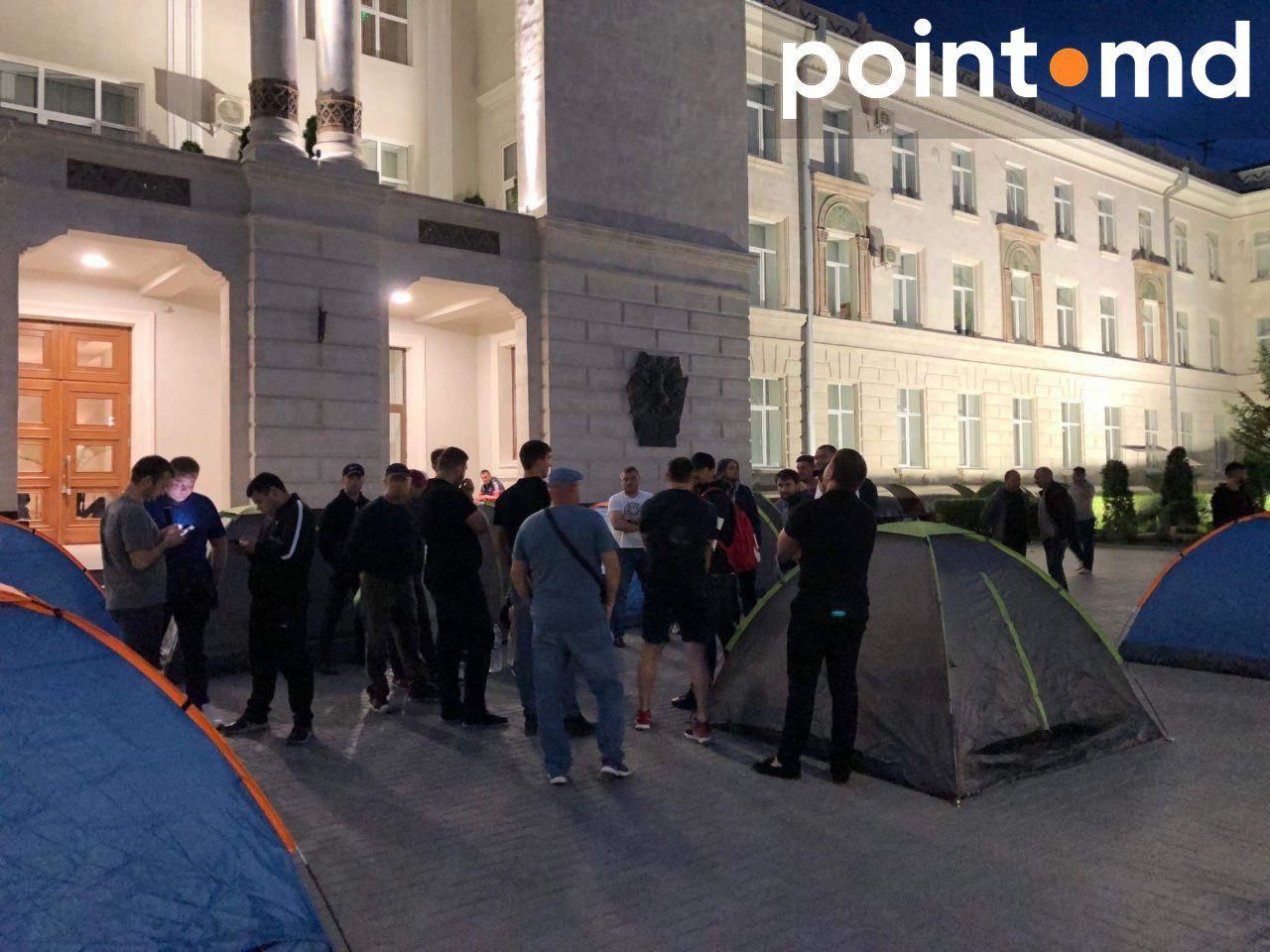 Цуцу и еще несколько спортсменов устанавливают палатки перед Генпрокуратурой