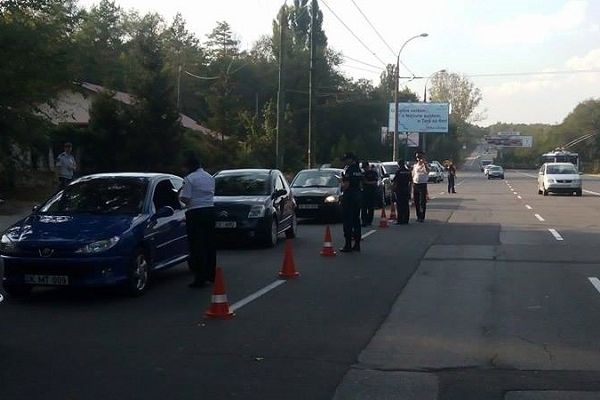Все машины, въезжающие в Кишиневе по улице Каля Ешилор, останавливают полицейские