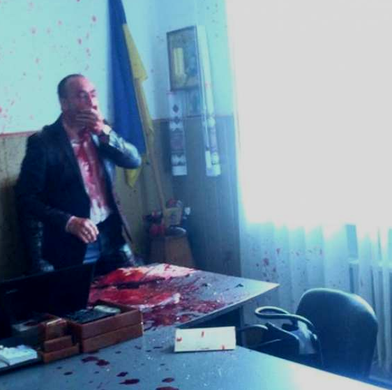 Украинского политика облили кровью из-за щебенки для Крымского моста