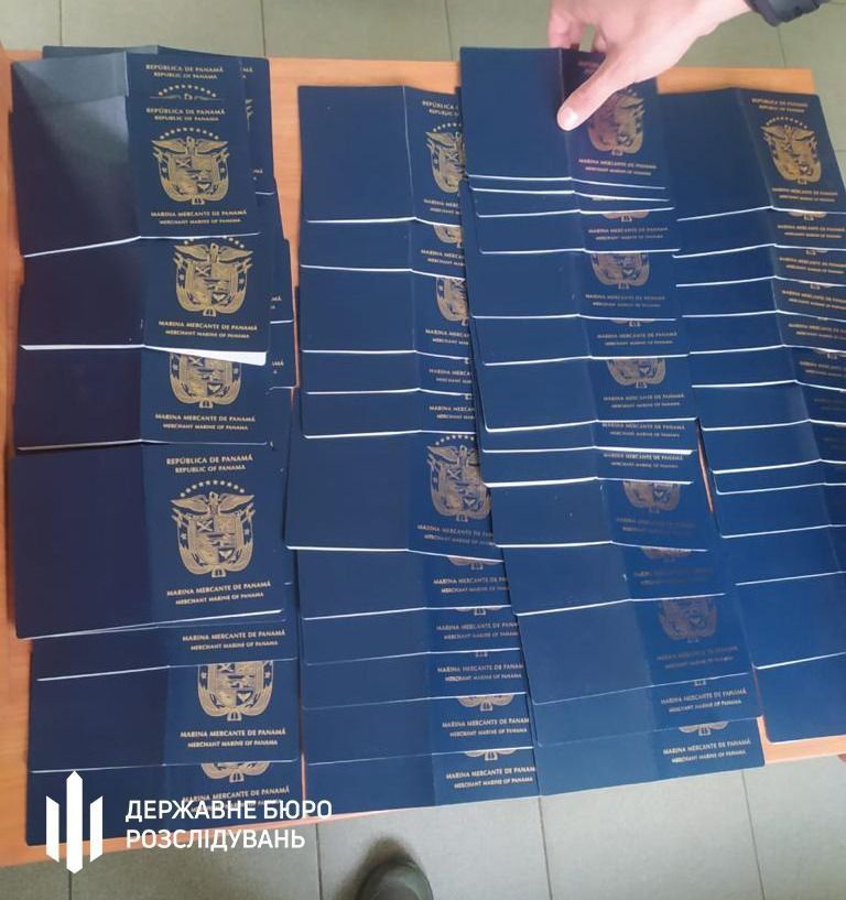 В пункте пропуска в Одесской области задержали мужчину с 57 паспортами, семь из них - российские