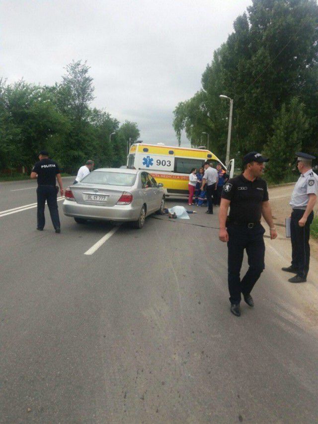 O femeie a fost lovită mortal de un autoturism pe traseul Chişinău-Soroca