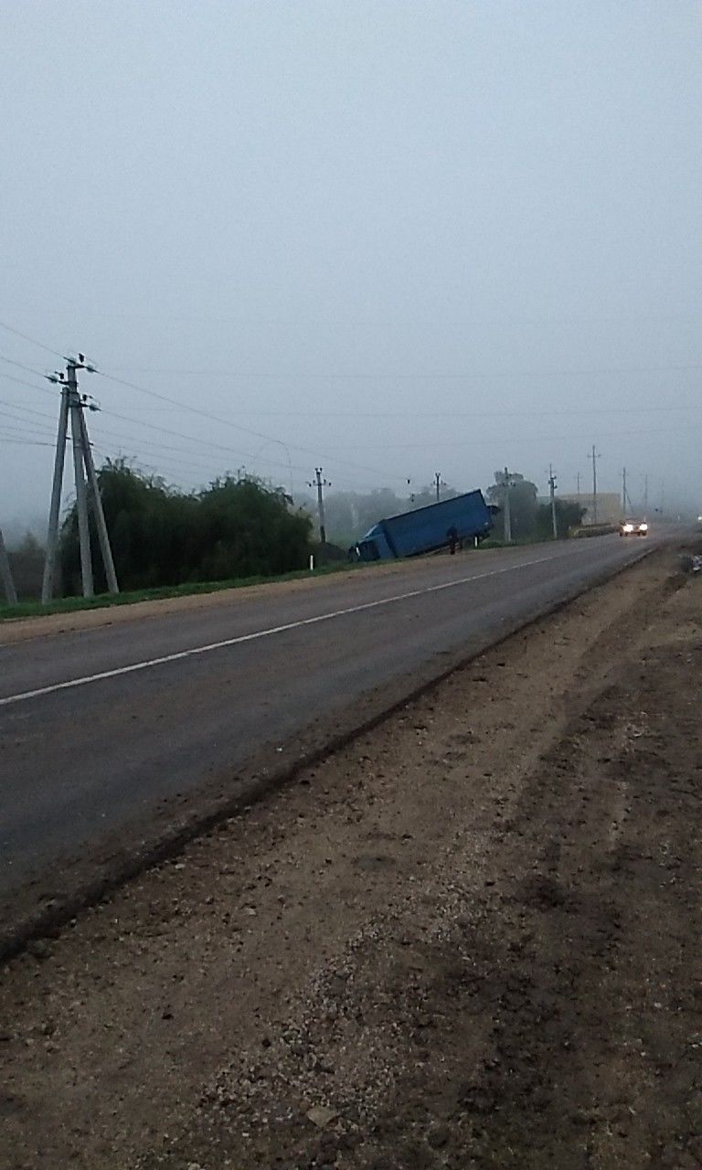 Hâncești: Un camion a derapat de pe carosabil și a fost proiect într-un pilon al liniei electrice aeriene