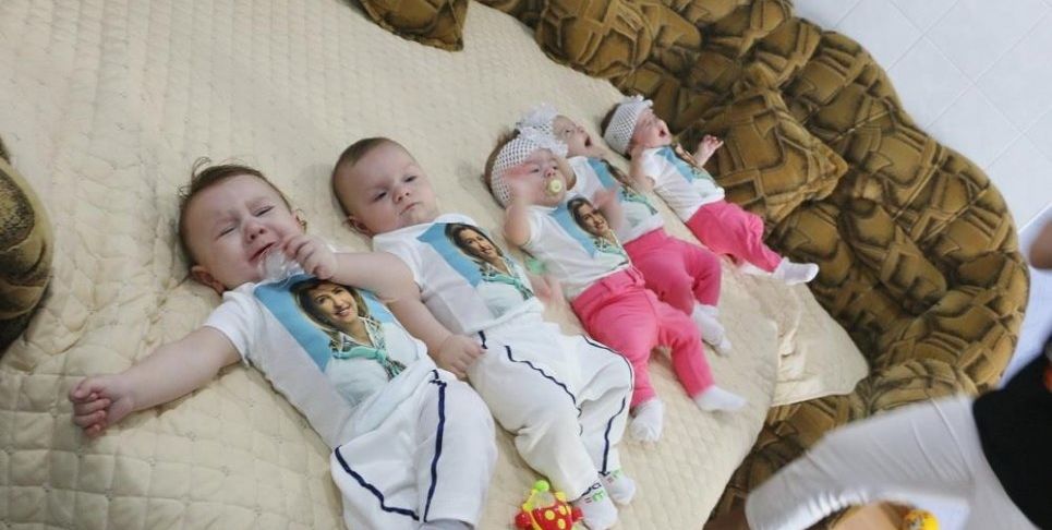Ирина Влах расписалась на спинах младенцев