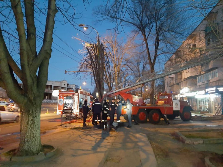 В страшном пожаре в столице погибла женщина, а 3 детей госпитализировали