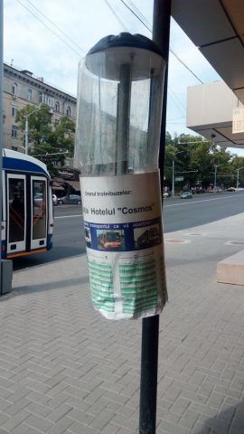 Вандалы испортили панно с расписанием общественного транспорта в Кишиневе