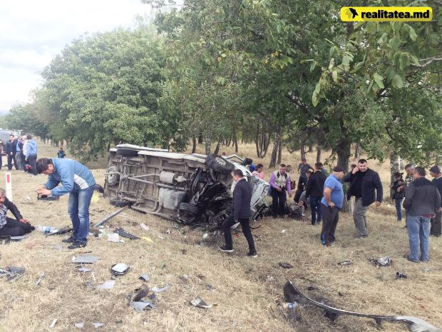 Un microbuz de pe ruta Chişinău - Cahul s-a răsturnat. Sunt răniţi