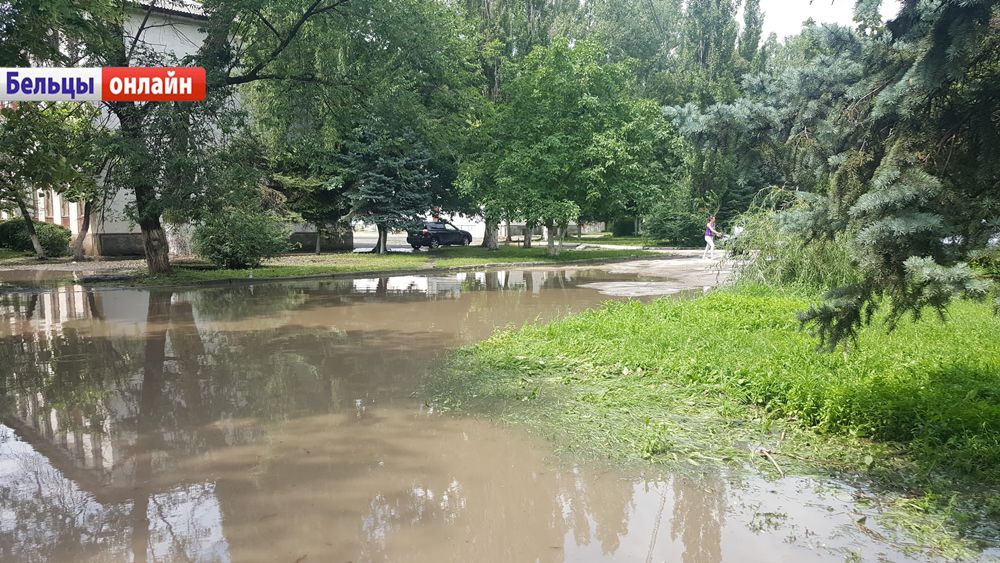 В Бельцах во время ливня каждый раз затапливает бульвар Эминеску