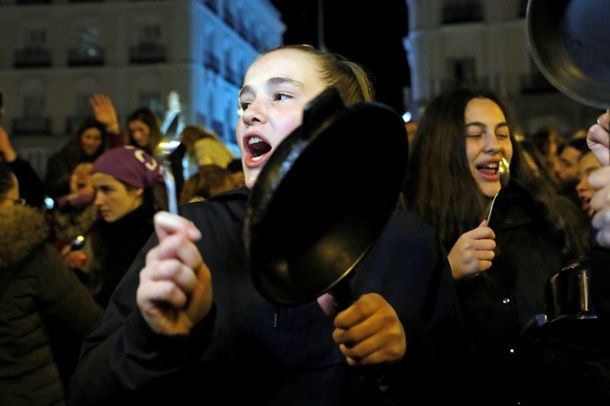Испанки начали 8 марта митингом с посудой