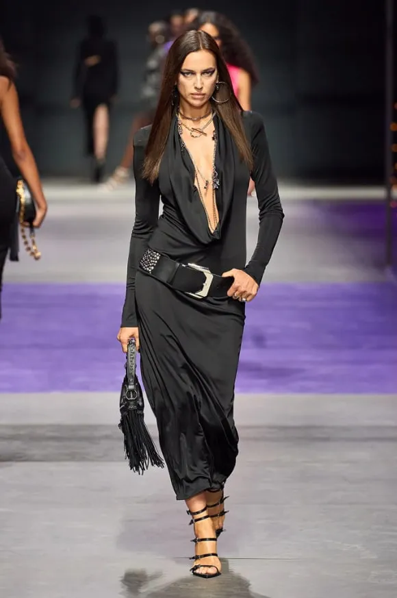 Ирина Шейк произвела фурор на показе Versace в платье с глубоким декольте