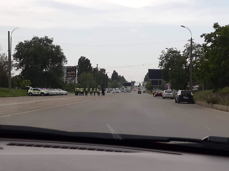 На Хынчештском шоссе зафиксировали скопление машин патрульной полиции