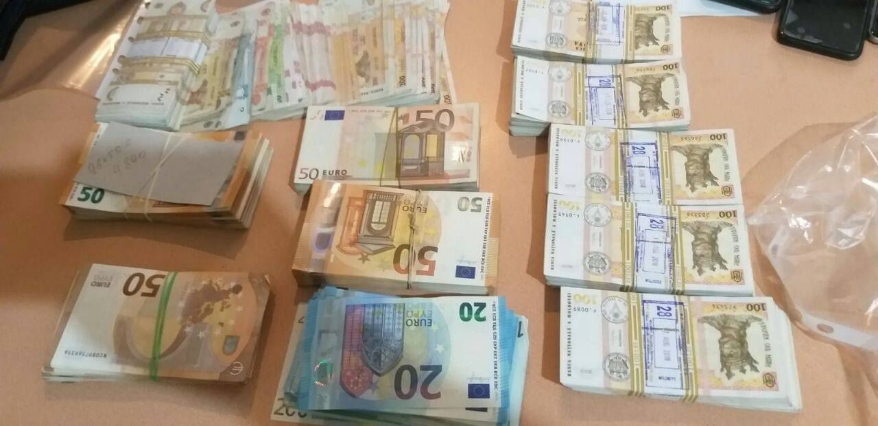 Правоохранители провели 14 обысков по подозрению в отмывании денег