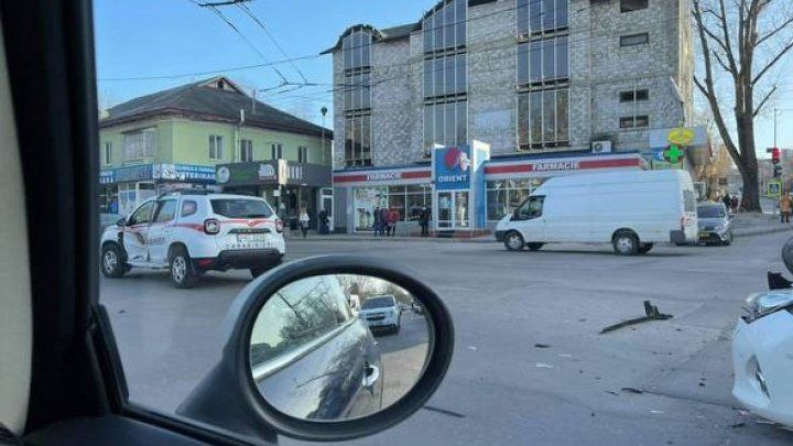 В столице автомобиль карабинеров попал в аварию