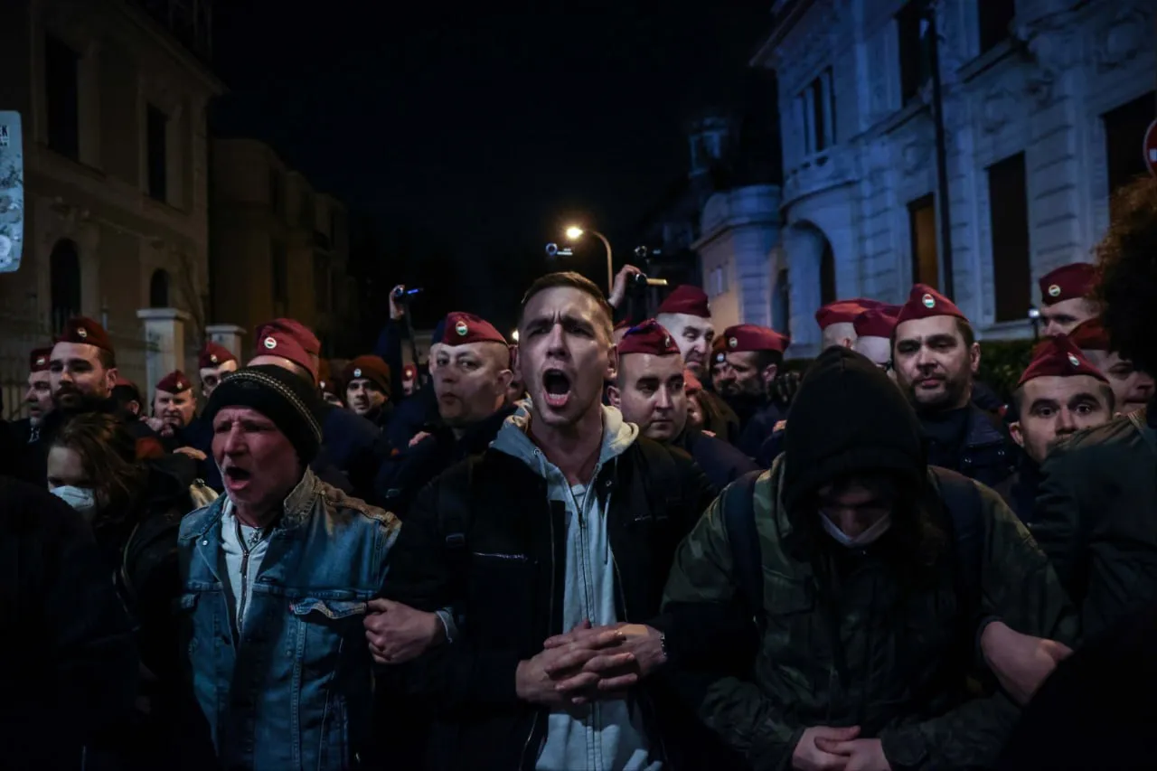 Десятки тысяч людей в Будапеште протестовали из-за реакции властей на "педофильский скандал"