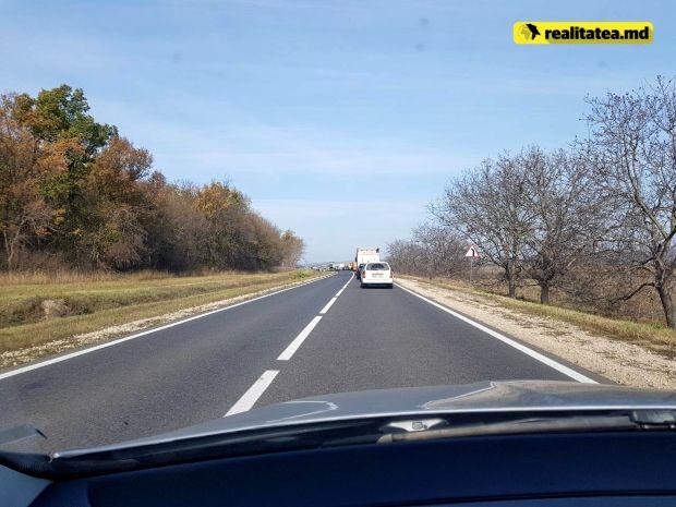 Atenție la drum! Trafic blocat din cauza copacilor căzuți în mijlocul drumului
