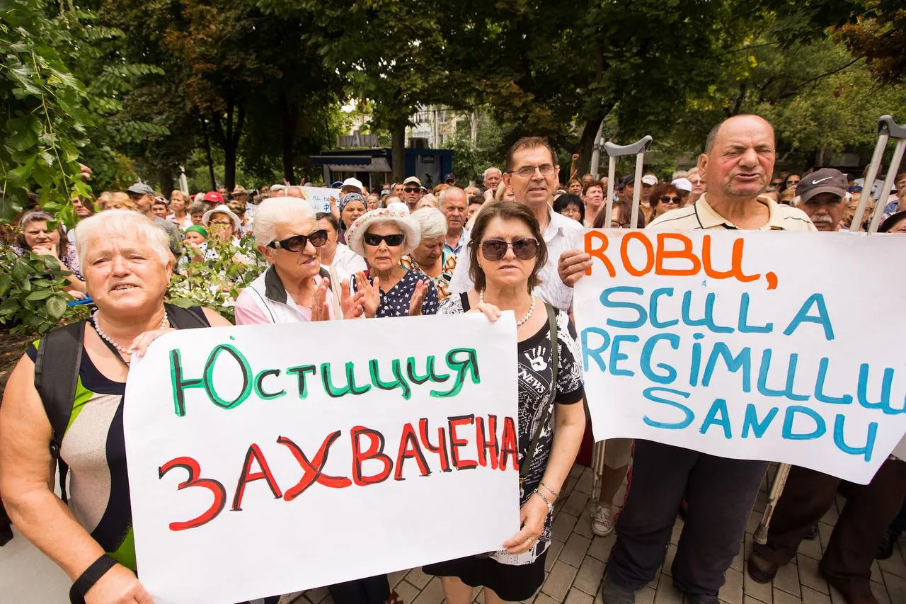 Сторонники Шора, протестуя у здания АП, принесли макеты Санду, Робу и Литвиненко