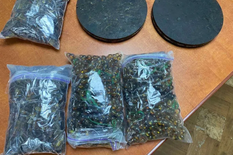 На КПП в Леушенах нашли более 3 кг янтаря в грузовике с яблоками, ехавшем в Россию