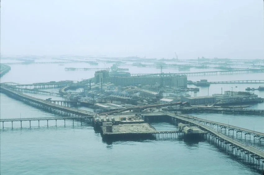 Огромный "город" посреди моря, в котором живут люди, может уйти под воду